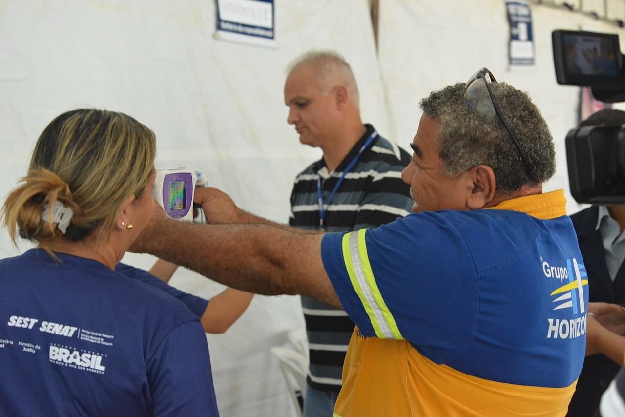 Caminhoneiro em retrato reflexivo dentro da cabine, cenário editorial