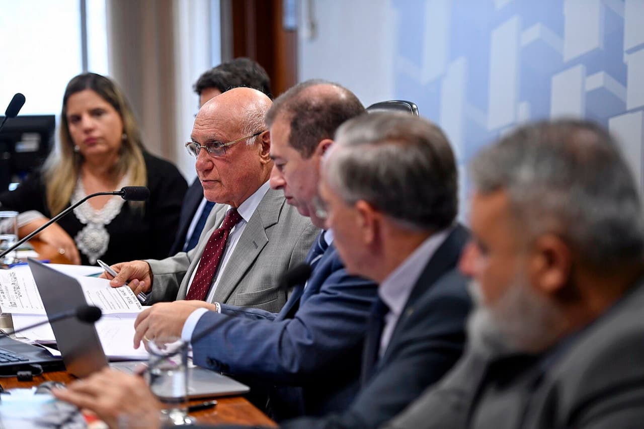 Sede institucional, documentos e carimbos oficiais representando fiscalização